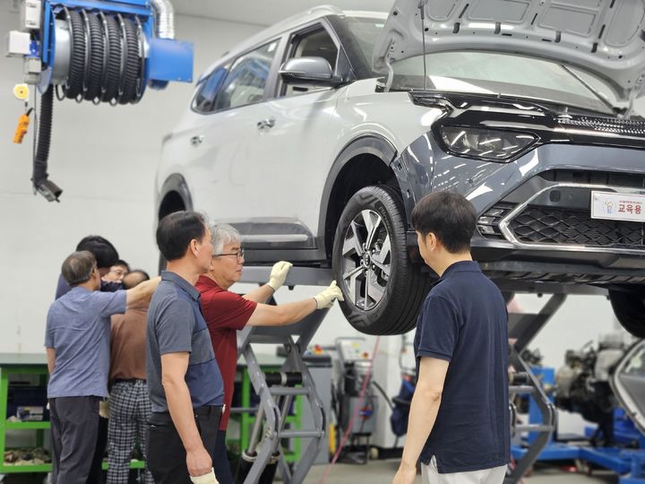 [서울=뉴시스] 권신혁 기자 = 한국폴리텍대학 화성캠퍼스에서 퇴직공무원 대상 ’자동차 휠, 타이어 정비’에 관한 실습이 진행되고 있다. (사진 = 한국폴리텍대학 제공) 2025.06.25. innovation@newsis.com *재판매 및 DB 금지