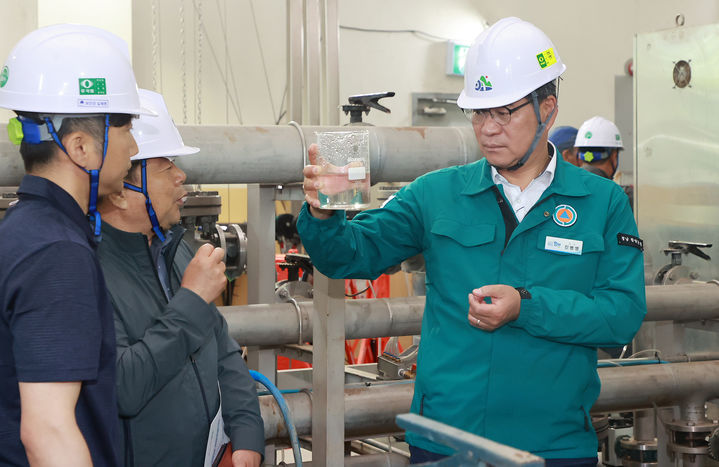 [함양=뉴시스] 함양군 안의상하수도 현장점검. (사진=함양군 제공) 2025.06.25. photo@newsis.com *재판매 및 DB 금지