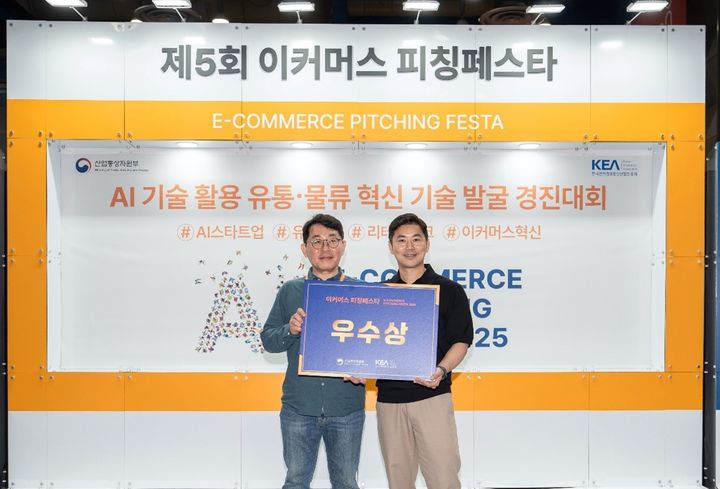 (왼쪽)나영호 씨티케이 이비전 대표와 김민식 씨티케이 이비전 대표가 기념촬영을 하고 있다. (사진=씨티케이) *재판매 및 DB 금지