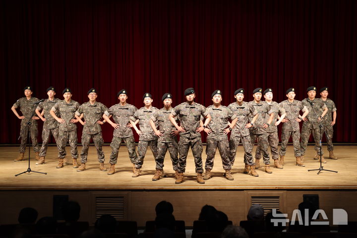 [보은=뉴시스] 충북 보은군과 보은군재향군인회가 25일 보은읍 보은문화예술회관에서 개최한 75주년 6·25전쟁 기념식에서 육군 37사단 향토장병들이 군가를 제창하고 있다. (사진=보은군 제공) 2025.06.25. photo@newsis.com *재판매 및 DB 금지