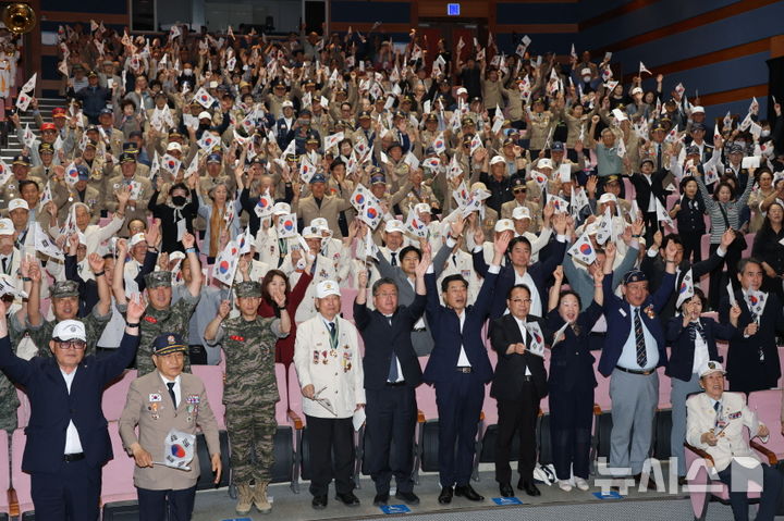 [포항=뉴시스] 송종욱 기자 = 경북 포항시는 25일 시청 대잠홀에서 6·25 전쟁 75주년 행사를 개최했다. 사진은 참석자들이 만세삼창하는 모습. (사진=포항시 제공) 2025.06.25. photo@newsis.com