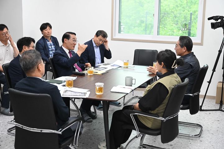 [홍성=뉴시스] 이용록 홍성군수가 지역 내 기업을 찾아 애로사항을 청취하고 있다. *재판매 및 DB 금지