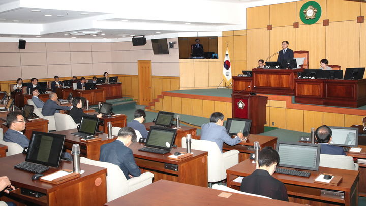 [정읍=뉴시스]25일 열린 정읍시의회의 제304회 제1차 정례회 제3차 본회의, 박일 의장이 회의를 진행 중이다. *재판매 및 DB 금지