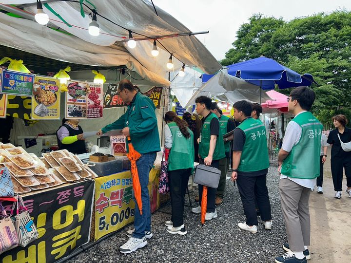 [공주=뉴시스] 합동 점검하는 공주시 점검반.(사진=공주시 제공).2025.06.25.photo@newsis.com. *재판매 및 DB 금지