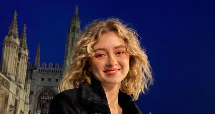 [서울=뉴시스] 영국 서식스주에 거주하는 팔로마 셰미라니(23여)는 생존율이 80%인 항망 치료를 거부하고 대체의학 치료법을 선택했다가 지난해 7월 사망했다. (사진=BBC 캡처) 2025.06.25 *재판매 및 DB 금지