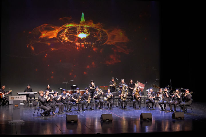 [서울=뉴시스] 한빛예술단 오케스트라의 공연 모습(장애인식개선교육 현장). 2025.06.25 (사진 제공=강동구청) photo@newsis.com *재판매 및 DB 금지