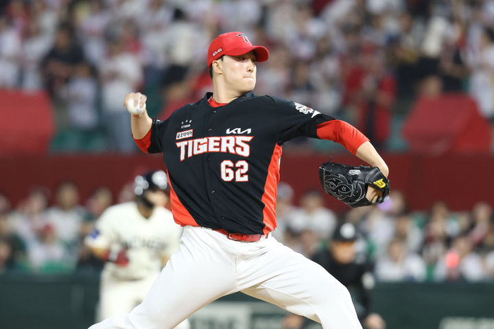 [서울=뉴시스] 프로야구 KIA 타이거즈 정해영이 21일 인천SSG랜더스필드에서 열린 2025 신한 쏠뱅크 KBO리그 SSG 랜더스와의 경기에 등판해 공을 던지고 있다. (사진=KIA 타이거즈 제공) 2025.06.25. *재판매 및 DB 금지