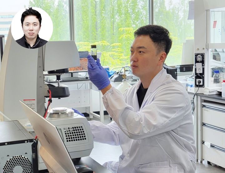 [대전=뉴시스] KAIST가 섬유 위에 전자회로를 그려 넣는 혁신적인 기술을 통해 유연하고 착용 가능한 전자섬유(E-textile) 플랫폼을 개발했다. 개발자인 신소재공학과 스티브 박 교수(원안)와 박규순 박사과정(육군 소령).(사진=KAIST 제공) *재판매 및 DB 금지