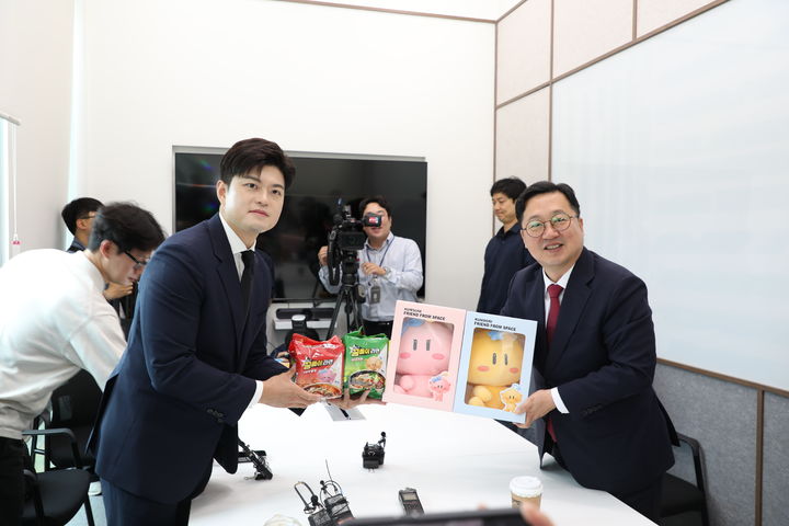 [대전=뉴시스]이장우 대전시장과 김용태 국민의힘 비상대책위원장이 25일 오전 대전 DCC에서 환담을 가졌다. 이 시장이 최근 출시한 '꿈돌이라면'과 대전 대표 마스코트인 꿈돌이인형을 전달하고 있다. 2025. 06. 25 photo@newsis.com *재판매 및 DB 금지