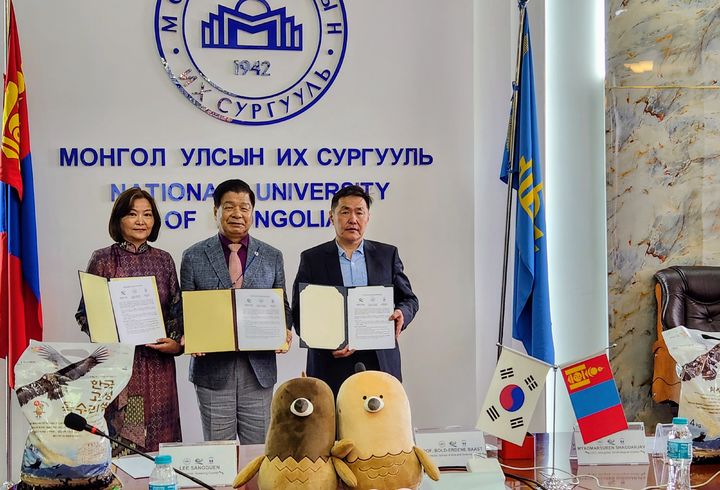 [고성=뉴시스] 이상근 고성군수(가운데)는 25일 몽골 울란바토르 소재 몽골국립대학교에서 몽골국립대학교 인문과학대학, 몽골조류학와 함께 '독수리 보호 및 상호 교류'를 위한 양해각서(MOU)를 체결했다. (사진=고성군 제공) 2025.06.25. photo@newsis.com *재판매 및 DB 금지