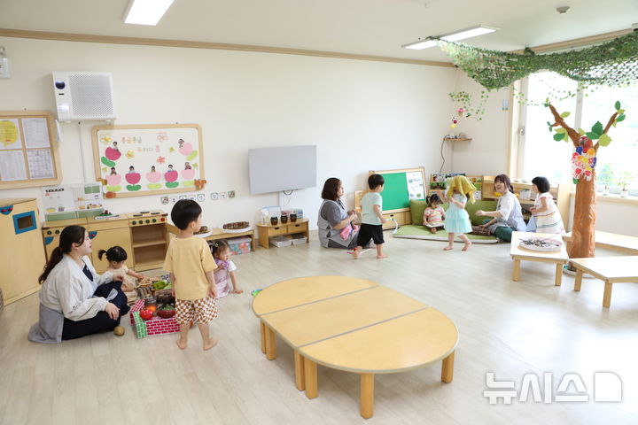 [서울=뉴시스] KT&G가 운영하는 어린이집에서 직원 자녀들이 선생님과 함께 즐거운 시간을 보내고 있다. (사진= KT&G 제공) photo@newsis.com 