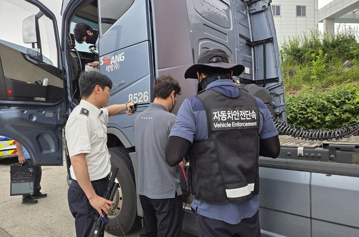 [서울=뉴시스] 자동차제작자, 국토부, 환경부, 고속도로순찰대, 한국교통안전공단 등이 북천안톨게이트에서 화물차 불법행위 여부를 단속하고 있다. 2025.06.25. (사진=교통안전공단 제공) photo@newsis.com *재판매 및 DB 금지