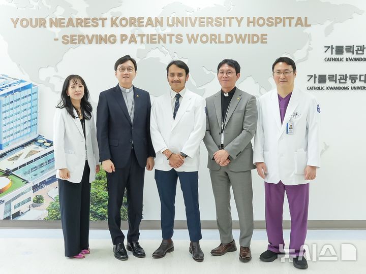 [인천=뉴시스] 김혜윤 국제진료센터장(왼쪽부터), 고동현 병원장, 비스마 전문의, 박종훈 행정부원장, 박형복 심장내과 과장이 기념 촬영하고 있다. (사진=국제성모병원 제공) 2025.06.25. photo@newsis.com