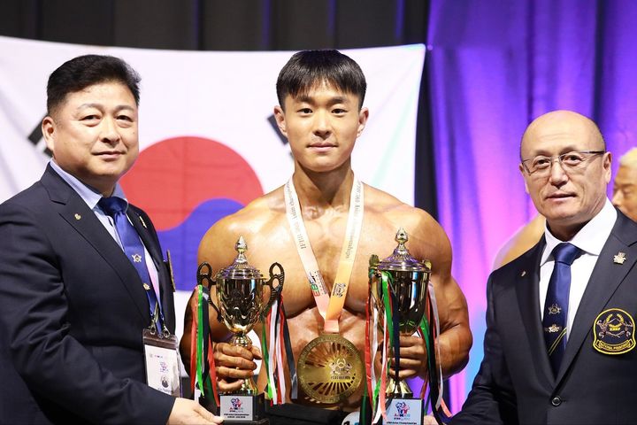 [광주=뉴시스] 전남대학교 융합식품바이오공학과 식품공학전공 박사과정에 재학 중인 송시훈(사진 가운데)씨. (사진 제공 = 전남대학교). 2025.06.25. photo@newsis.com *재판매 및 DB 금지