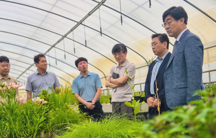 [세종=뉴시스] 심상택 한국수목원정원관리원(오른쪽 첫째) 이사장이 국립세종수목원에서 재배중인 국산 정원식물을 둘러보고 있다.(사진=한국수목원정원관리원 제공) *재판매 및 DB 금지