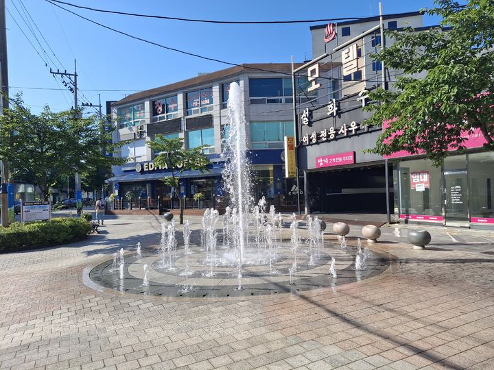 [고성=뉴시스] 경남 고성군은 여름철 무더위가 본격화되면서 집 근처에서 시원하게 휴식할 수 있도록 고성읍 동외동 동외광장 바닥분수를 운영 중이라고 25일 밝혔다. (사진=고성군 제공) 2025.06.25. photo@newsis.com *재판매 및 DB 금지