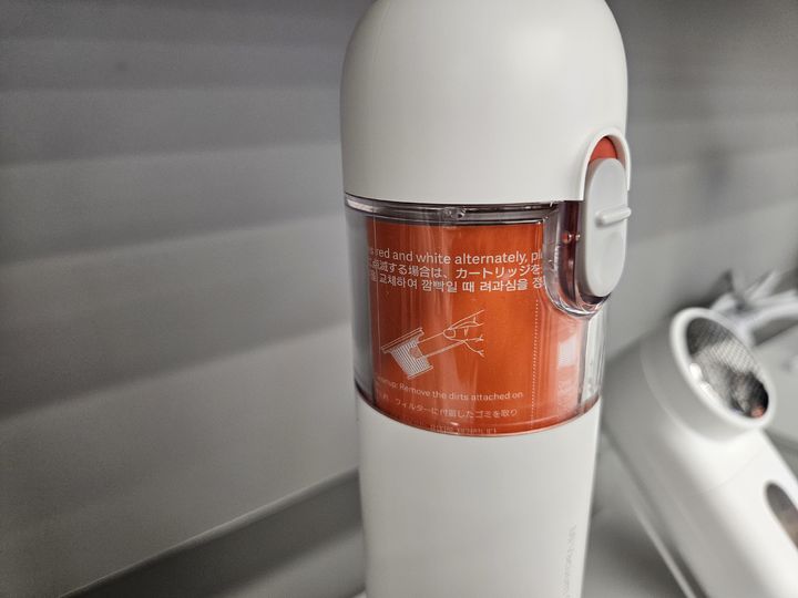 [서울=뉴시스] 박은비 기자 = 샤오미 미니 청소기. 제품 설명서에 '깜박일 때 려과심을 정리하라'는 낯선 한글 문구가 보인다. 2025.06.25. silverline@newsis.com&nbsp; *재판매 및 DB 금지