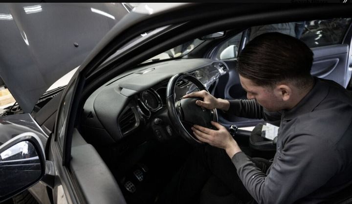 [서울=뉴시스] 이달 초 프랑스에서 에어백 오작동으로 한 여성 운전자가 사망한 가운데 당국이 일본 부품업체 다카타의 에어백 장착 차량에 대한 리콜과 운행 금지 조치를 확대했다. (사진=@RFI 엑스 캡처) 2025.06.25 *재판매 및 DB 금지
