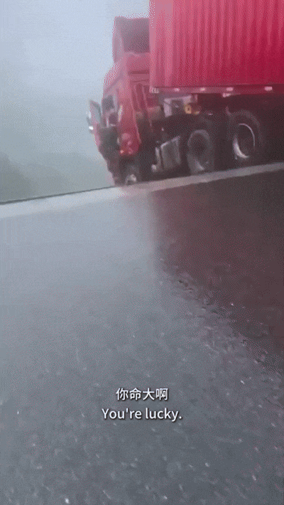 [뉴시스] 중국 구이저우성에서 산사태로 인해 다리가 붕괴되면서 다리가 붕괴됐다. (사진=X) *재판매 및 DB 금지 *재판매 및 DB 금지