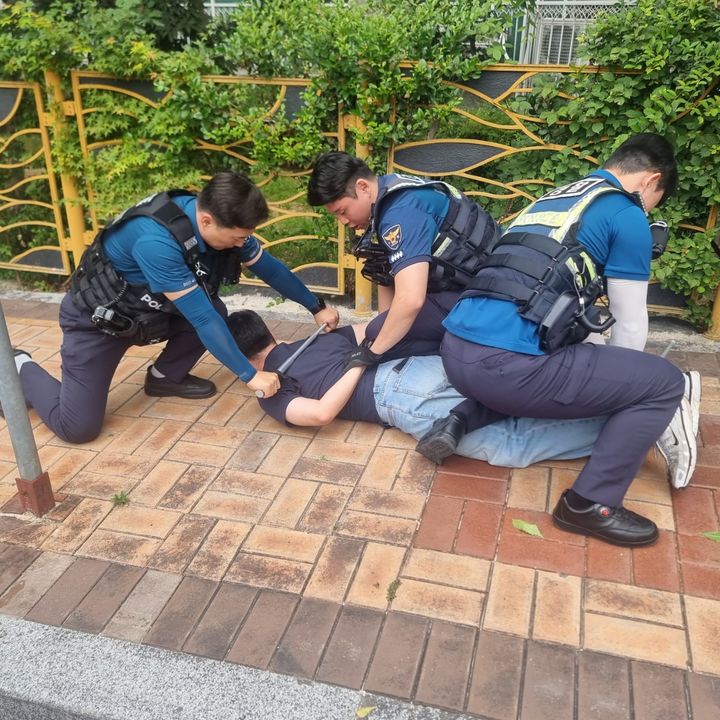 [대구=뉴시스] 대구 수성경찰서는 스토킹 강력범죄에 따른 긴급상황에 신속하게 대응하기 위한 훈련을 실시했다. (사진 = 대구 수성경찰서 제공) 2025.06.25. photo@newsis.com *재판매 및 DB 금지