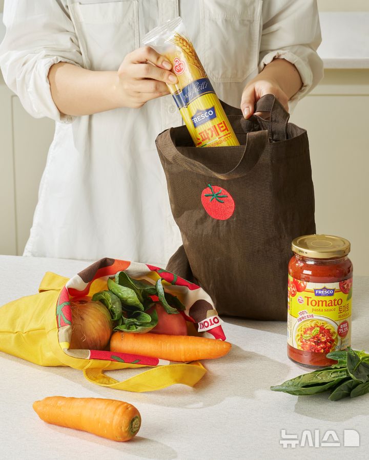 [서울=뉴시스] 오뚜기가 패브릭 브랜드 '키티버니포니'와 협업한 키친&리빙 굿즈 출시를 기념하기 위해 서울 잠실 롯데월드몰에서 팝업을 연다. photo@newsis.com