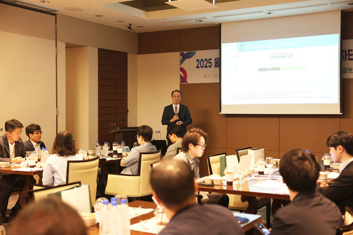 [울산=뉴시스] 구미현 기자 = 조지운 울산대 글로컬대 추진단장이 25일 롯데호텔 울산점에서 글로컬대 3차년도 계획에 대해 설명하고 있다. (사진=울산대 제공) 2025.06.25. photo@newsis.com *재판매 및 DB 금지