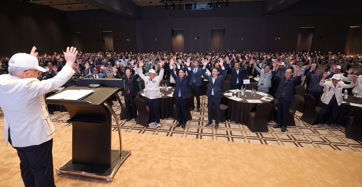 [고창=뉴시스] 25일 고창웰파트호텔에서 열린 '제75주년 6.25전쟁 기념식 및 제3회 보훈가족 한마당 위안행사', 참석자들이 만세삼창을 하고 있다. *재판매 및 DB 금지