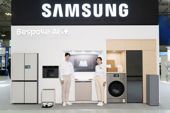 [서울=뉴시스]삼성전자 모델이 25일부터 28일까지 광주광역시 김대중컨벤션센터에서 열리는 '2025 광주미래산업엑스포'에 마련된 삼성전자 부스를 소개하고 있다. (사진=삼성전자 제공) photo@newsis.com *재판매 및 DB 금지