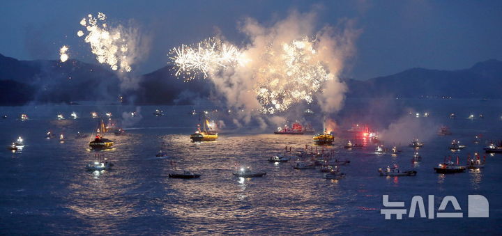 [통영=뉴시스] 제64회 통영한산대첩축제가 8월8일부터 14일까지 '한산도!! 최초의 통제영!' 주제로 한산대첩광장, 강구안 문화마당, 이순신공원, 무전대로 등 통영시 일원에서 개최된다. 지난 2024년 축제기간동안 개최된 한산해전 재현 모습. (사진=뉴시스 DB). photo@newsis.com