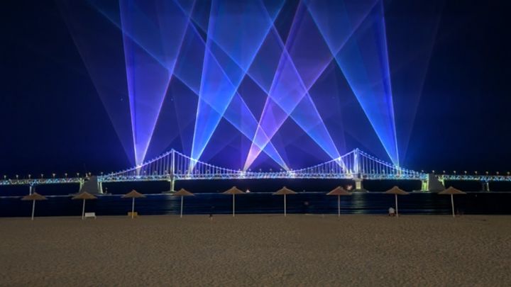 [부산=뉴시스] 광안리 M 드론X레이저 쇼 (사진=부산 수영구 제공) 2025.06.25. photo@newsis.com *재판매 및 DB 금지