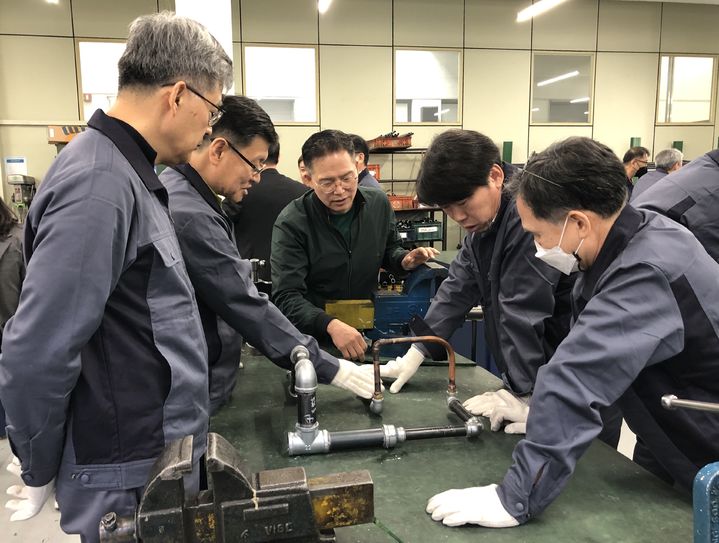 [서울=뉴시스] 권신혁 기자 = 한국폴리텍대학 서울정수캠퍼스 지능형에너지설비과에서 신중년특화과정 공조냉동실습 수업을 하고 있는 모습. (사진 = 한국폴리텍대학 제공) 2025.06.25. innovation@newsis.com *재판매 및 DB 금지