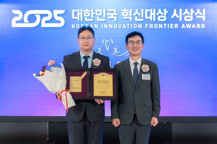 [서울=뉴시스]이현희(왼쪽) 코웨이 비렉스 개발실장과 문동민 한국표준협회장.(사진=코웨이 제공) 2025.06.25. photo@newsis.com *재판매 및 DB 금지