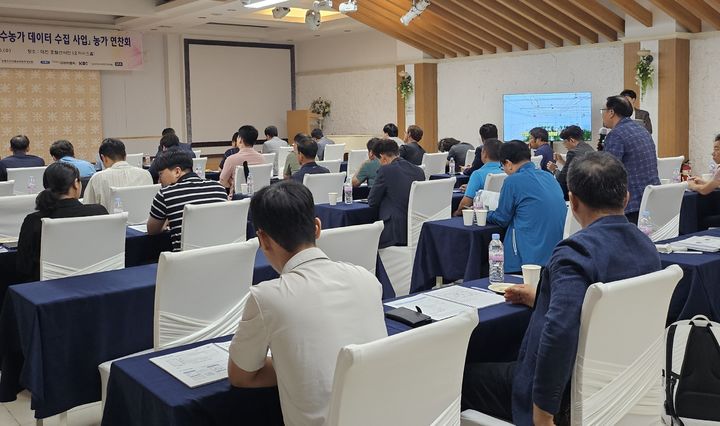 [세종=뉴시스]농림축산식품부가 25일 대전 선샤인호텔에서 스마트농업 빅데이터 수집에 적극적으로 참여한 우수 농가와 함께 연찬회를 개최하고 있다. (사진=농식품부 제공) *재판매 및 DB 금지
