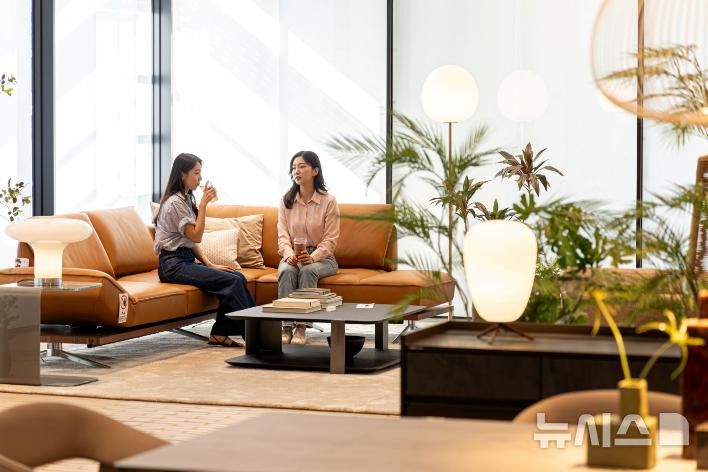 [서울=뉴시스] 한샘 '플래그십 논현' 1층 라운지. (사진= 한샘 제공)