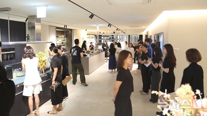 [서울=뉴시스] 한샘이 지난 17일 플래그십 논현에서 진행한 '키친바흐 브랜드데이' 현장. (사진= 한샘 제공)