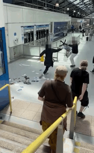 [뉴시스]런던의 지하철역에서 한 남성이 역 직원과 승객들을 무차별적으로 공격하다가 현장에 있던 시민들에게 붙잡혀 경찰에 넘겨졌다. (사진=데일리메일) *재판매 및 DB 금지 *재판매 및 DB 금지