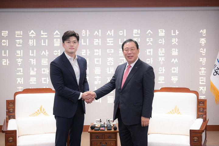 [세종=뉴시스] 송승화 기자 = 25일 보람동 세종시청을 방문한 (왼쪽)김용태 국민의힘 비상대책위원장이 최민호 세종시장과 악수를 하고 있다. 2025.06.25. ssong1007@newsis.com *재판매 및 DB 금지