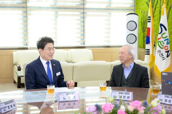 [순천=뉴시스] 노관규 순천시장과 건국대 의대 이건세 교수가 순천시청 회의실에서 지역완결필수의료체계 구축을 위한 전문가 간담회를 하고 있다. (사진=순천시 제공) 2025.06.25. photo@newsis.com *재판매 및 DB 금지