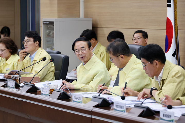 [임실=뉴시스] 임실군의 재난대응 간부회의, 심민 군수(왼쪽 두번째)가 장마철 집중호우 피해방지와 폭염피해 방지를 위한 사전점검 등 철저한 대응을 주문하고 있다. *재판매 및 DB 금지