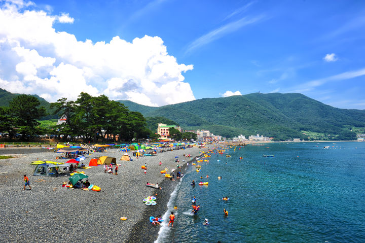 [거제=뉴시스] 신정철 기자= 거제시는 여름 성수기를 맞아 관광객 체류 유도와 지역 상권 활성화를 위해 기존에 운영 중인 ‘거제 9경’ 스탬프존에 더해, 여름철 해수욕장 16개소와 전통시장 5개소 등 21개소를 새롭게 추가로 운영한다고 25일 밝혔다.사진은 기존에 운영 중인 ‘거제 9경’ 스탬프존 학동흑진주몽돌해변 전경.(사진=거제시 제공).2025.06.25. photo@newsis.com *재판매 및 DB 금지