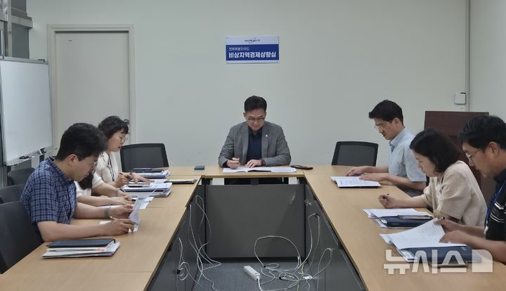 [전주=뉴시스] 천영평 전북자치도 기획조정실장이 전북도 비상지역경제 상황실 출범과 함께 회의를 주재하고 있다. 2025.06.25 *재판매 및 DB 금지