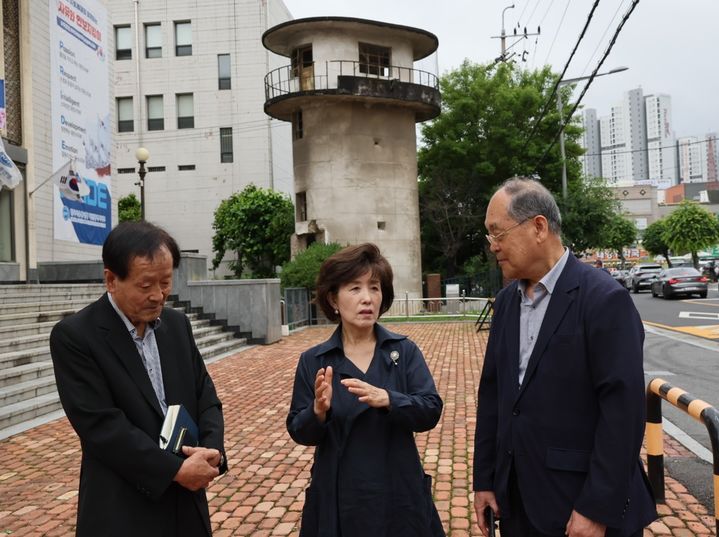 [서울=뉴시스]박선영(가운데) 진실·화해를위한과거사정리위원회(진실화해위) 위원장이 25일 6·25 전쟁 75주년을 맞아 대전형무소 터를 방문해 관계자와 대화하고 있다. (사진=진실화해위 제공) 2025.06.25. photo@newsis.com *재판매 및 DB 금지