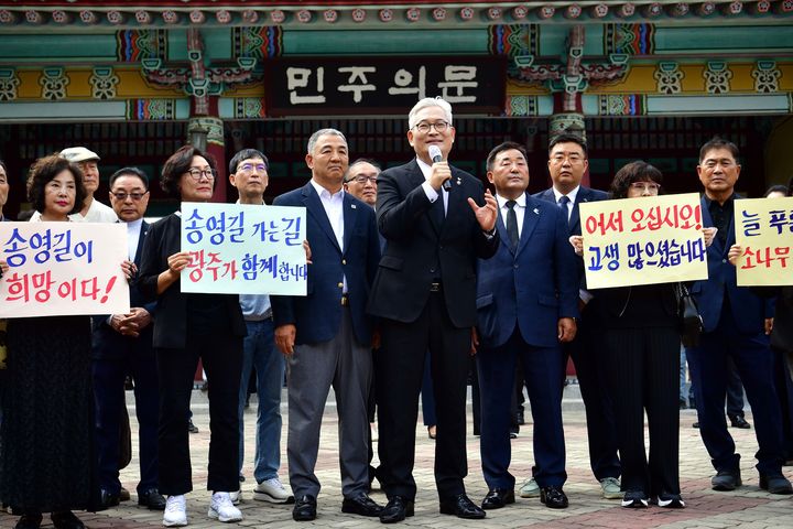 [광주=뉴시스] 이현행 기자 = 송영길 소나무당 대표가 25일 오후 광주 북구 운정동 국립 5·18묘지를 찾아 발언하고 있다. 2025.06.25 lhh@newsis.com *재판매 및 DB 금지