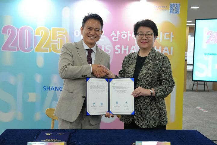 [서울=뉴시스] 서울시가 상하이시 문화여유국과 '문화관광 교류 및 협력 활성화를 위한 업무협약'을 지난 25일 오후 중구 중국비자신청서비스센터에서 체결하고 기념사진을 촬영하고 있다. 2025.06.25 (사진 제공=서울시) photo@newsis.com&nbsp; *재판매 및 DB 금지