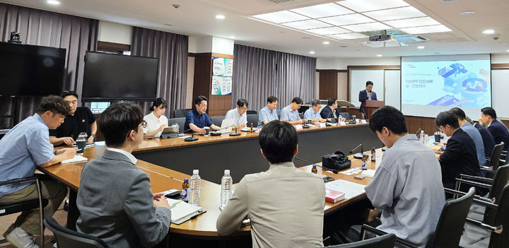 [대전=뉴시스]대전테크노파크는 한밭대학교에서 '대전 우주·국방 반도체 세미나'를 열고 우주·국방 반도체 산업 육성 방안을 논의했다. 2025. 06. 25 photo@newsis.com *재판매 및 DB 금지