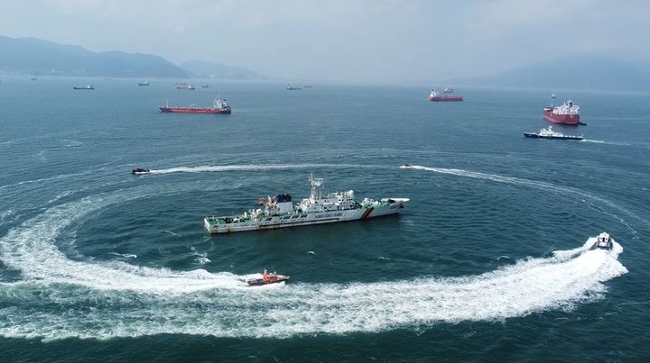 [여수=뉴시스] 여수 신북항 해상에서 25일 국가중요시설 테러에 대비한 합동 항만방호 및 대테러 기동훈련이 펼쳐지고 있다. (사진=여수해경 제공) 2025.06.25. photo@newsis.com *재판매 및 DB 금지