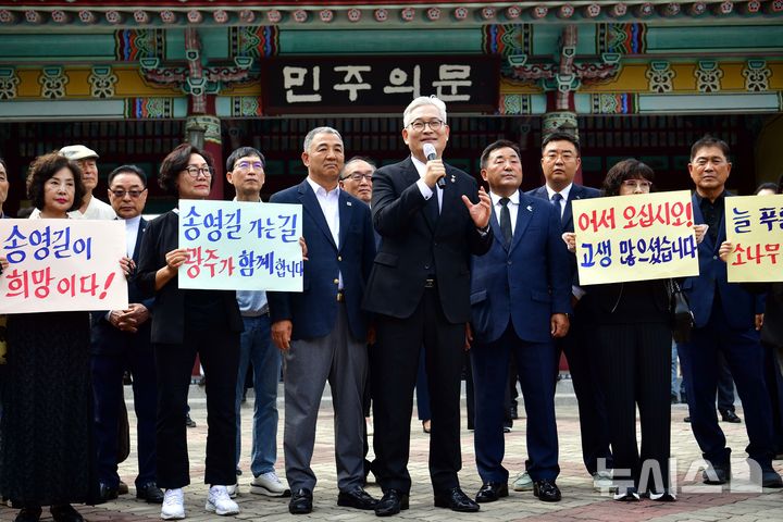 [광주=뉴시스] 이현행 기자 = 송영길 소나무당 대표가 25일 오후 광주 북구 운정동 국립 5·18묘지를 찾아 발언하고 있다. 2025.06.25 lhh@newsis.com