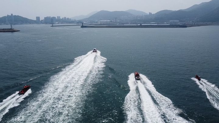 [여수=뉴시스] 여수 신북항 해상에서 25일 국가중요시설 테러에 대비한 합동 항만방호 및 대테러 기동훈련이 펼쳐지고 있다. (사진=여수해경 제공) 2025.06.25. photo@newsis.com *재판매 및 DB 금지