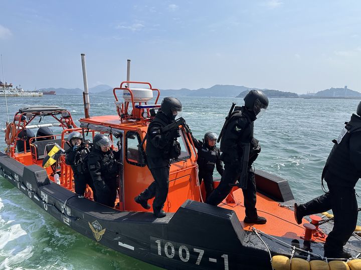[여수=뉴시스] 여수 신북항 해상에서 25일 국가중요시설 테러에 대비한 합동 항만방호 및 대테러 기동훈련이 펼쳐지고 있다. (사진=여수해경 제공) 2025.06.25. photo@newsis.com *재판매 및 DB 금지