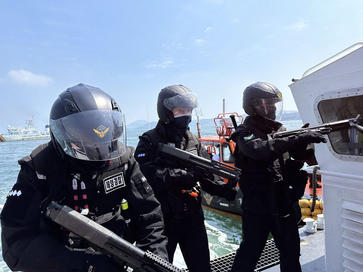 [여수=뉴시스] 여수 신북항 해상에서 25일 국가중요시설 테러에 대비한 합동 항만방호 및 대테러 기동훈련이 펼쳐지고 있다. (사진=여수해경 제공) 2025.06.25. photo@newsis.com *재판매 및 DB 금지